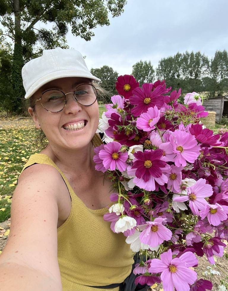 Coralie, productrice de fleurs locales en Mayenne