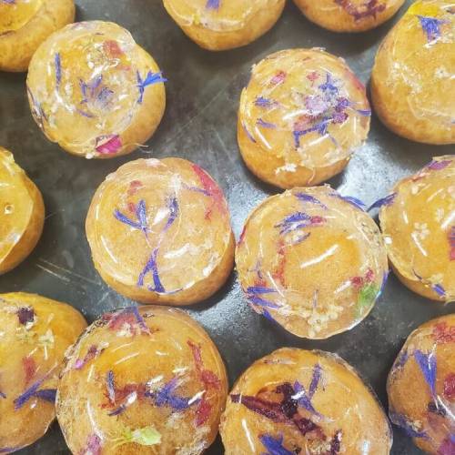 Muffins aux fleurs comestibles de Terre de couleurs