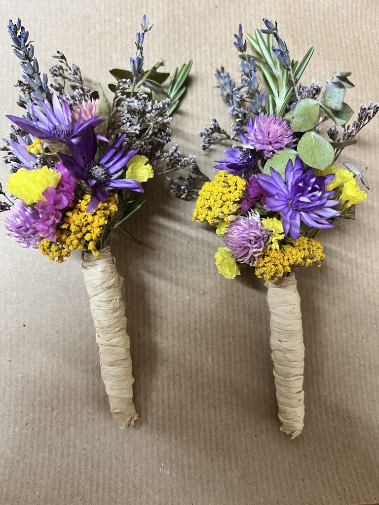 Boutonnières de fleurs de Terre de couleurs