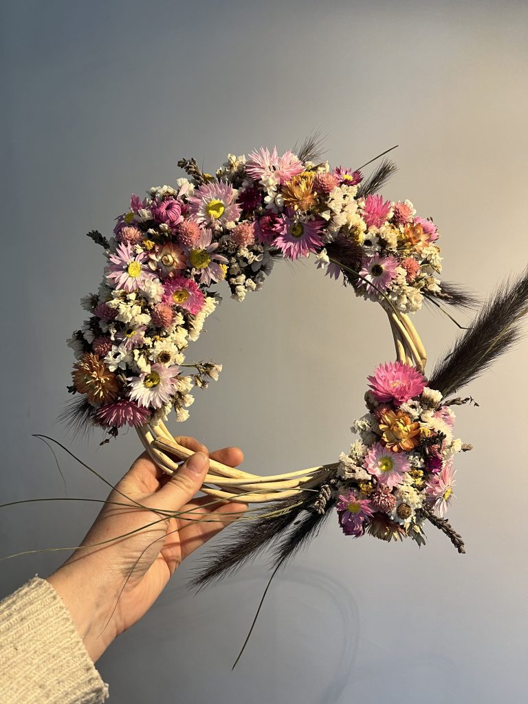 Couronne de fleurs séchées de la ferme florale Terre de couleurs