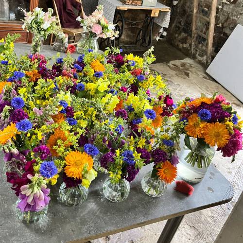 Petits bouquets pour décorer un mariage avec les fleurs de Terre de couleurs